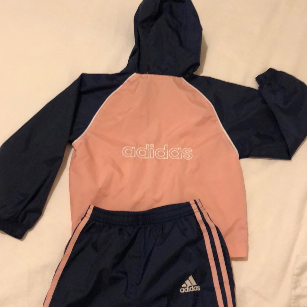 Girls size 5-7 Adidas track suit🧁